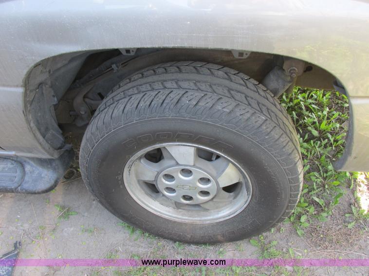 image for item J6711 2002 Chevrolet Suburban 1500 SUV