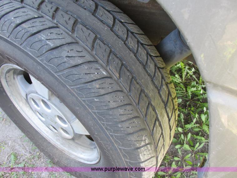 image for item J6711 2002 Chevrolet Suburban 1500 SUV