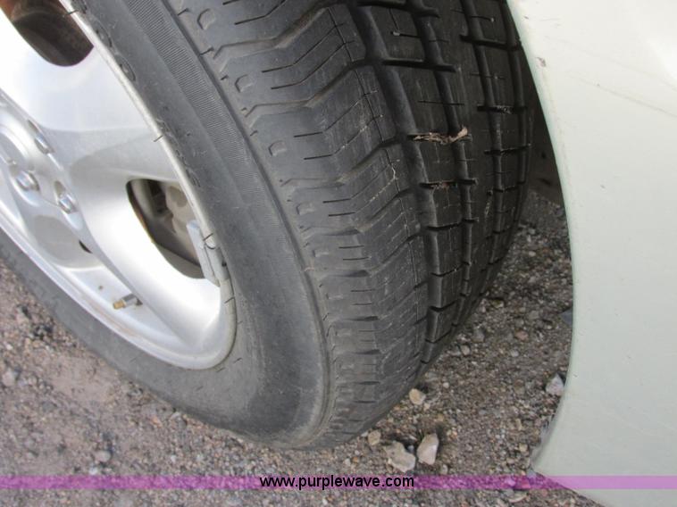 image for item J6718 2004 Ford Taurus SES