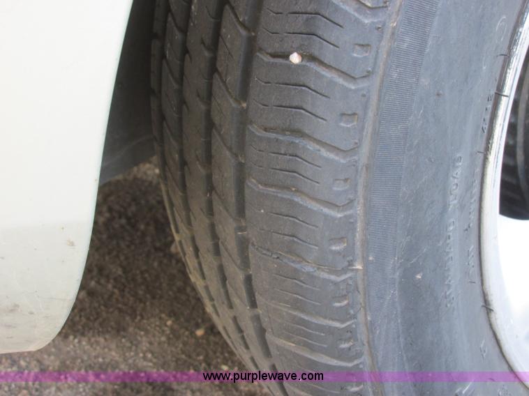 image for item J6718 2004 Ford Taurus SES