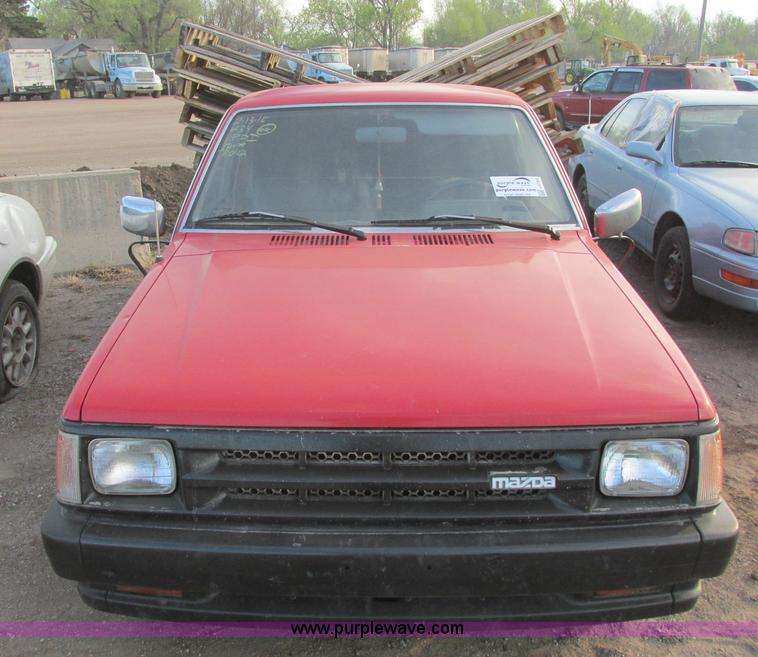 image for item J6724 1986 Mazda B2000 pickup truck