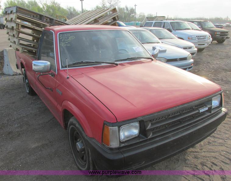 image for item J6724 1986 Mazda B2000 pickup truck
