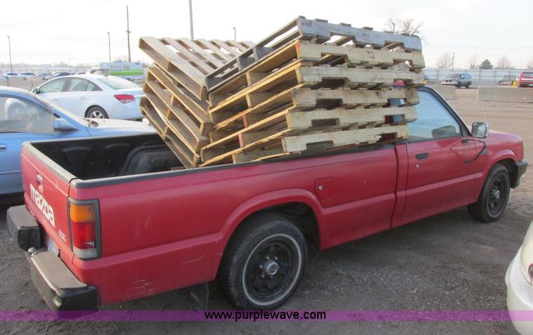 image for item J6724 1986 Mazda B2000 pickup truck