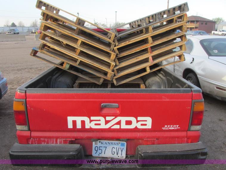 image for item J6724 1986 Mazda B2000 pickup truck