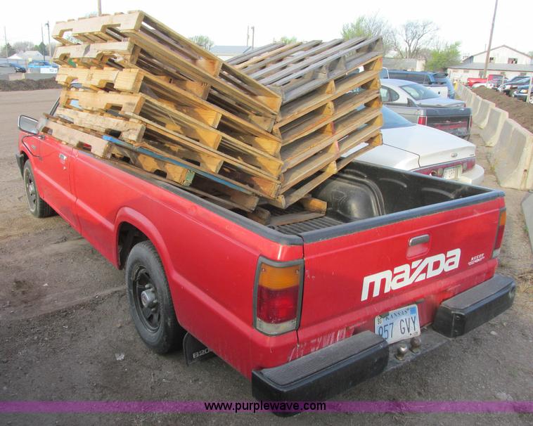 image for item J6724 1986 Mazda B2000 pickup truck