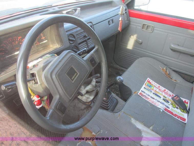 image for item J6724 1986 Mazda B2000 pickup truck