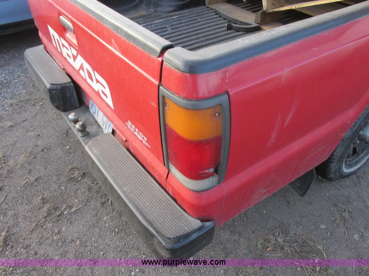 image for item J6724 1986 Mazda B2000 pickup truck
