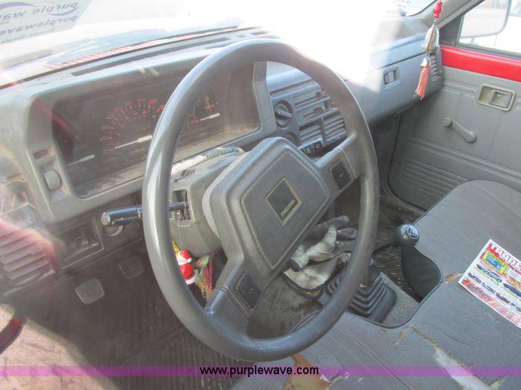 image for item J6724 1986 Mazda B2000 pickup truck