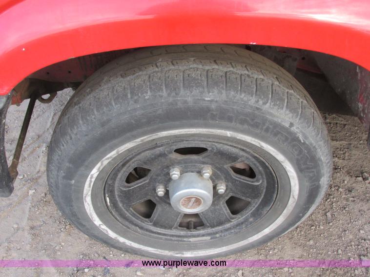 image for item J6724 1986 Mazda B2000 pickup truck
