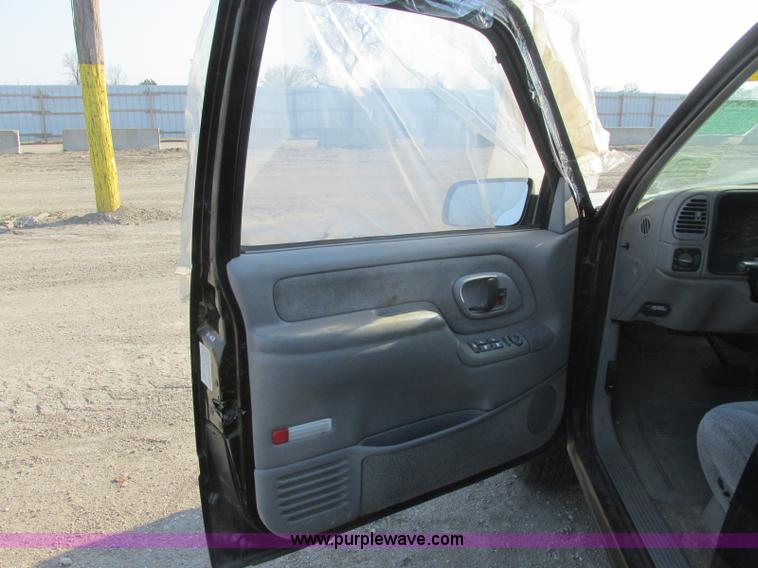 image for item J6733 1999 Chevrolet Suburban K1500 SUV