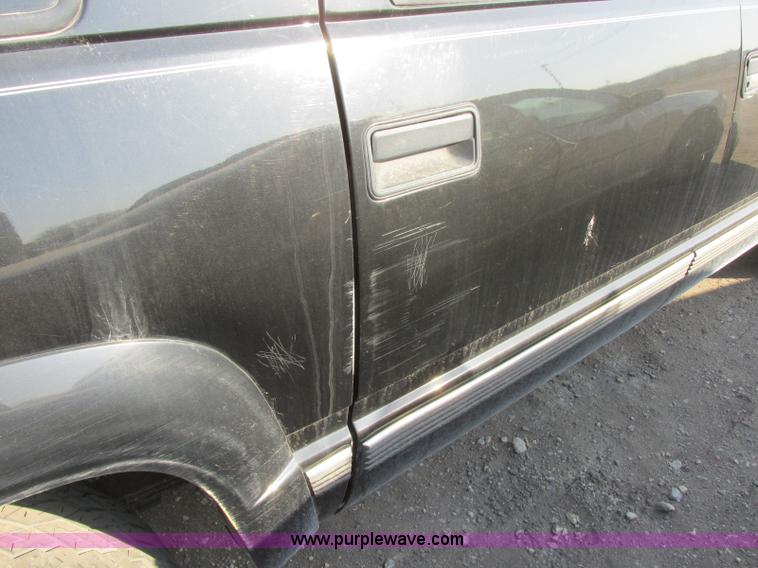 image for item J6733 1999 Chevrolet Suburban K1500 SUV