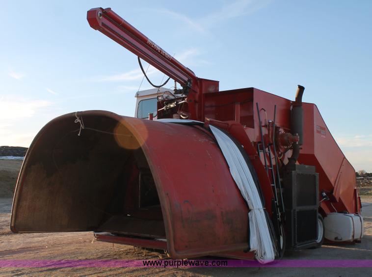 image for item AO9537 2008 Versa Bagger ID 1014 silage tube bagger