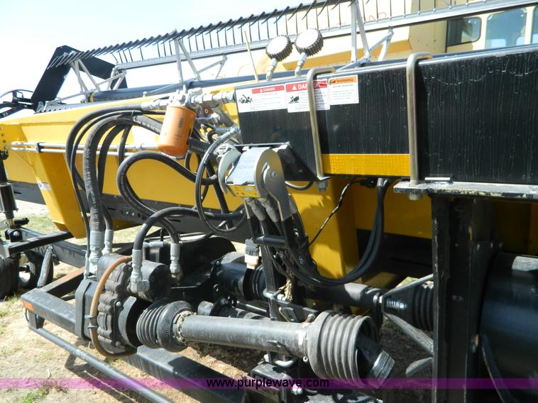 image for item AZ9005 2012 New Holland 94C draper head