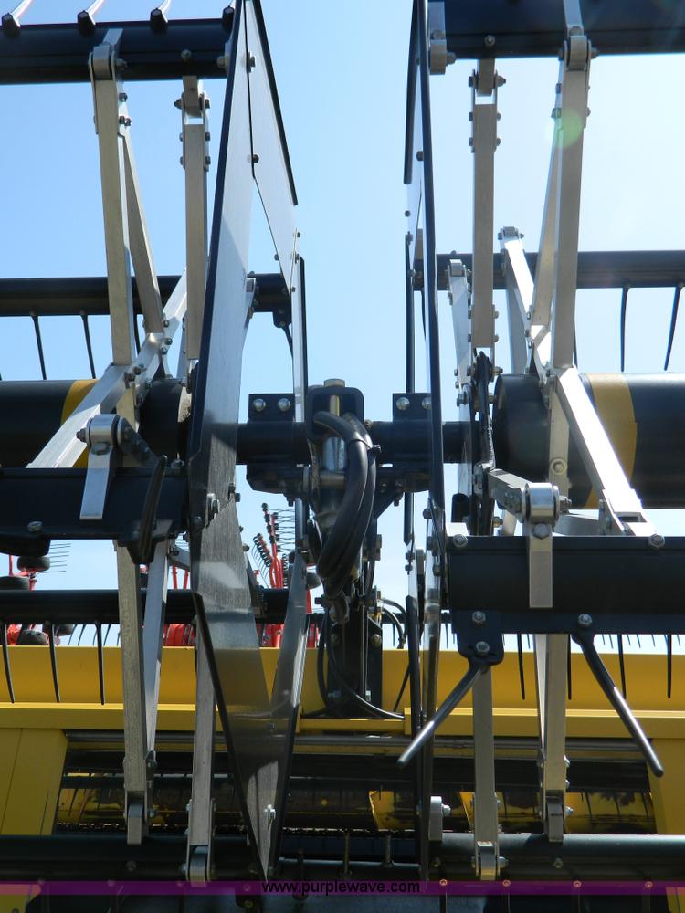 image for item AZ9005 2012 New Holland 94C draper head