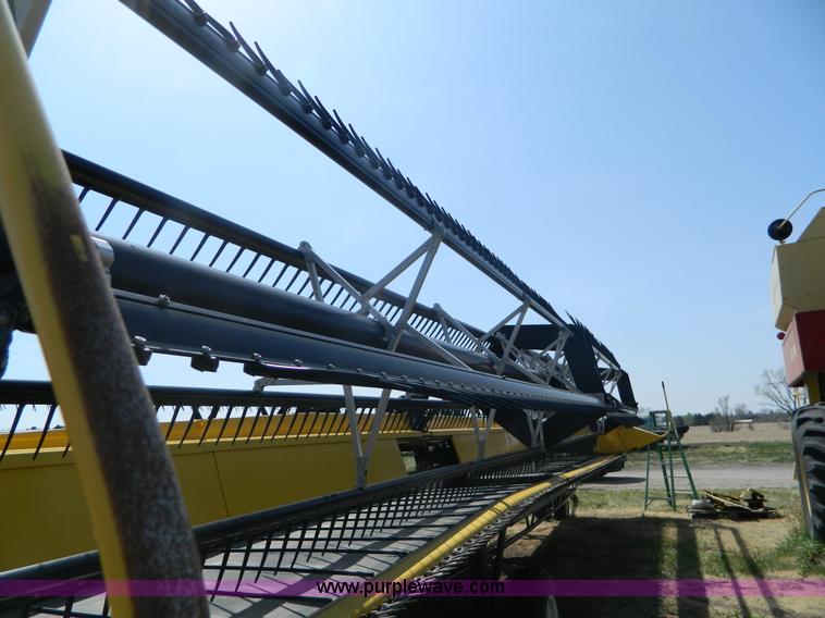 image for item AZ9005 2012 New Holland 94C draper head