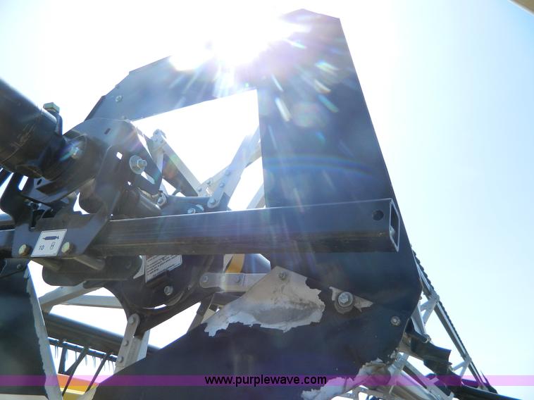 image for item AZ9005 2012 New Holland 94C draper head