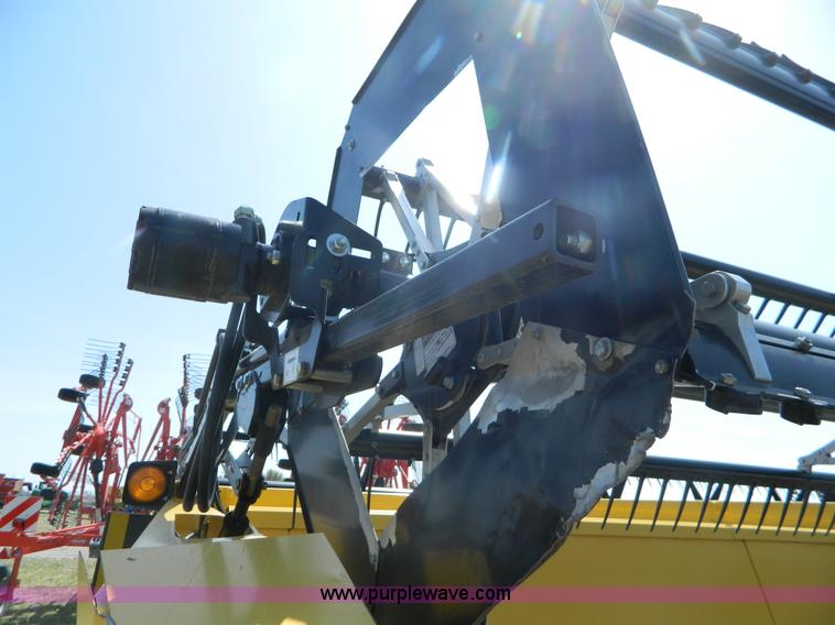 image for item AZ9005 2012 New Holland 94C draper head