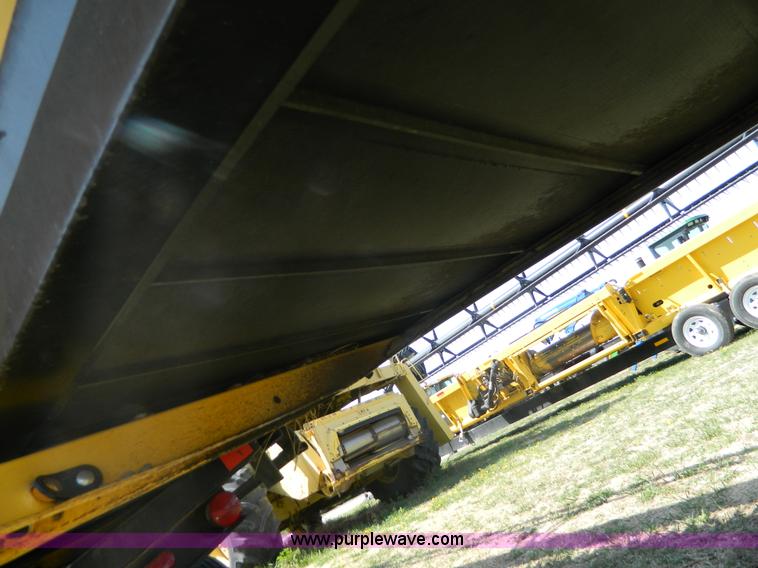 image for item AZ9005 2012 New Holland 94C draper head