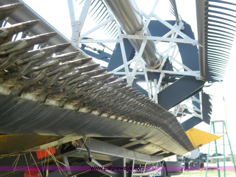 image for item AZ9005 2012 New Holland 94C draper head