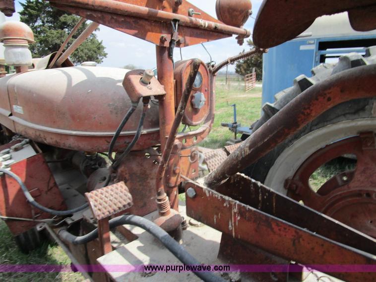 image for item BA9333 1948 Mccormick Farmall H tractor