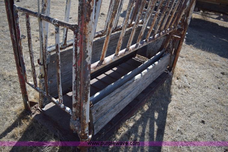 image for item BP9929 Squeeze chute