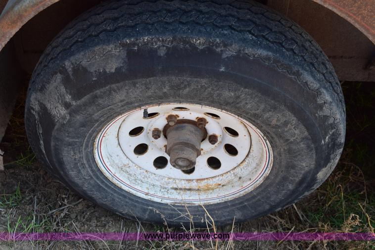 image for item E6184 1993 CM livestock trailer