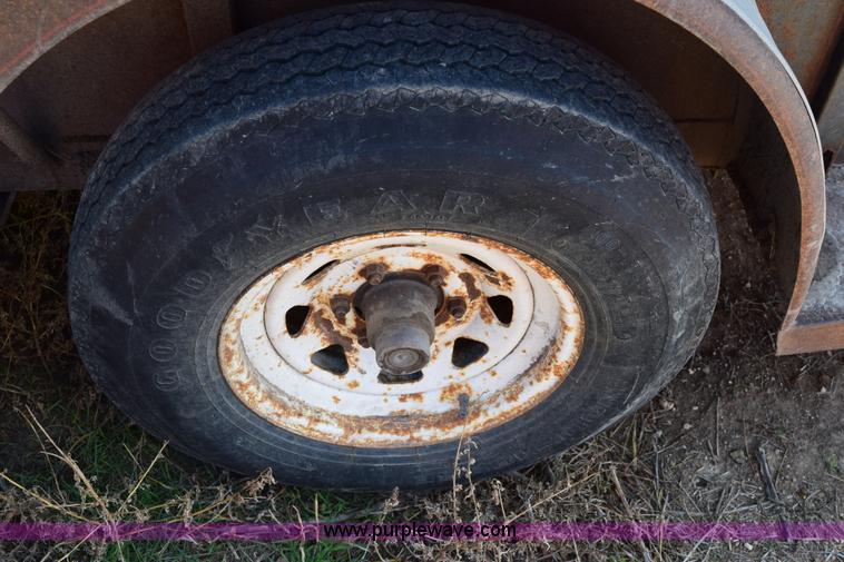 image for item E6184 1993 CM livestock trailer