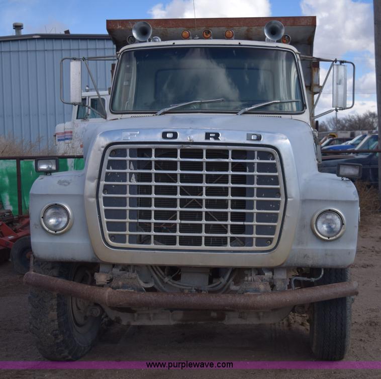 image for item E6185 1983 Ford 880 dump truck