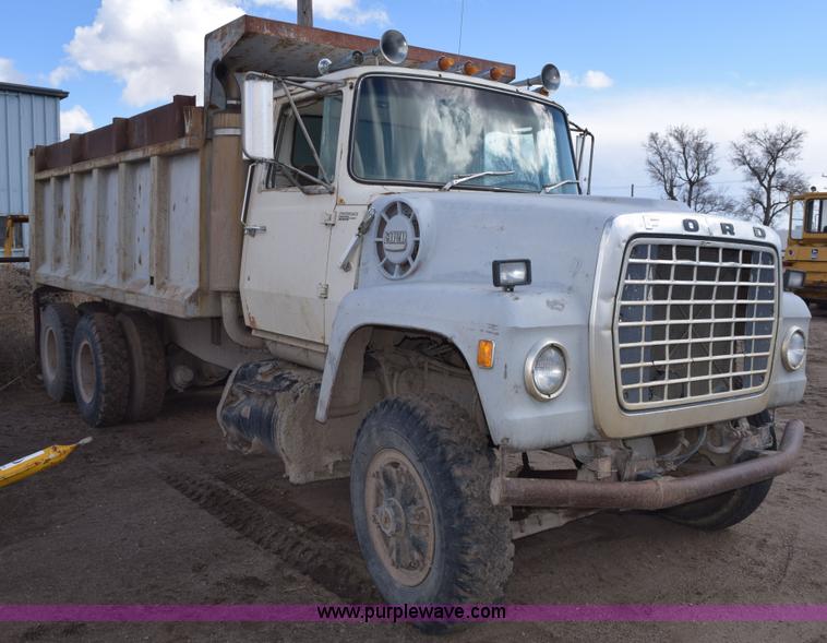 image for item E6185 1983 Ford 880 dump truck
