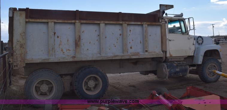 image for item E6185 1983 Ford 880 dump truck