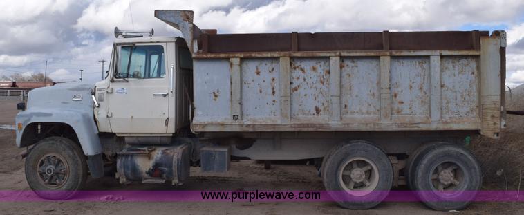 image for item E6185 1983 Ford 880 dump truck