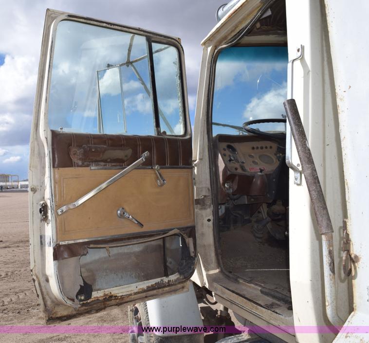 image for item E6185 1983 Ford 880 dump truck