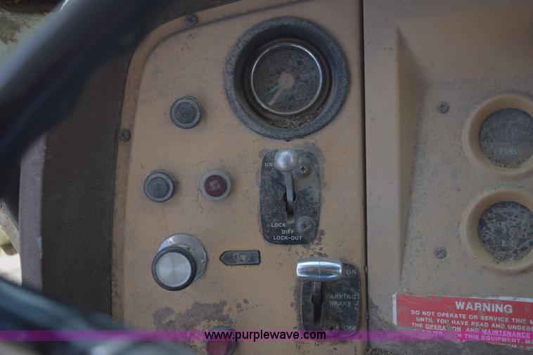 image for item E6185 1983 Ford 880 dump truck