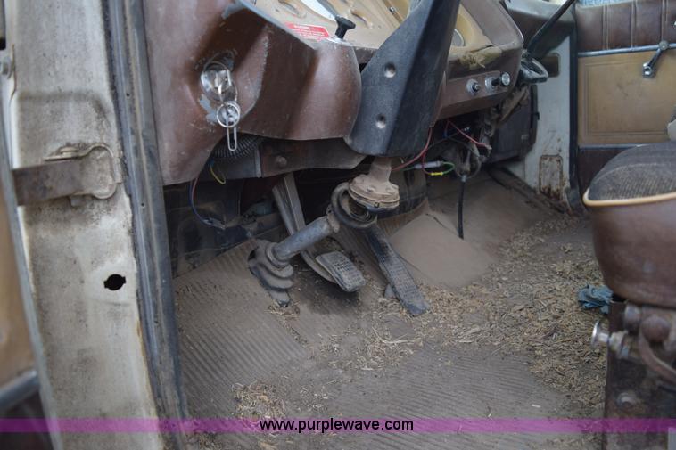 image for item E6185 1983 Ford 880 dump truck