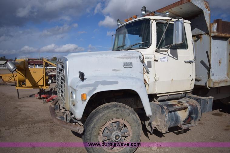 image for item E6185 1983 Ford 880 dump truck