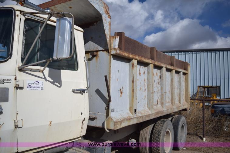 image for item E6185 1983 Ford 880 dump truck