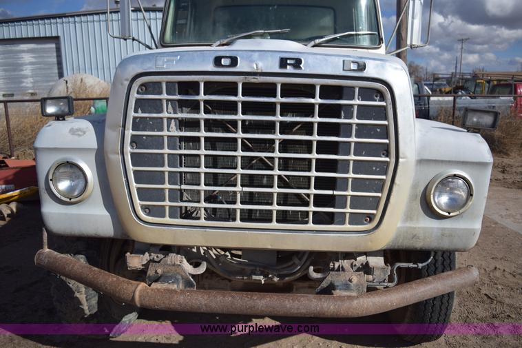 image for item E6185 1983 Ford 880 dump truck