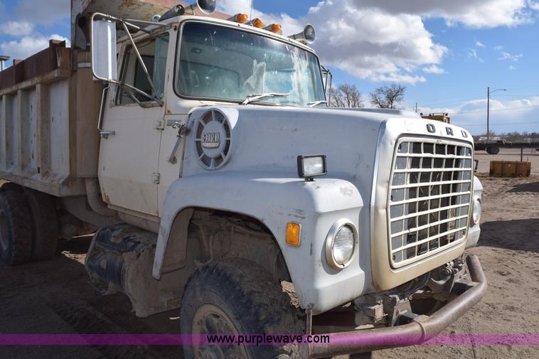 image for item E6185 1983 Ford 880 dump truck