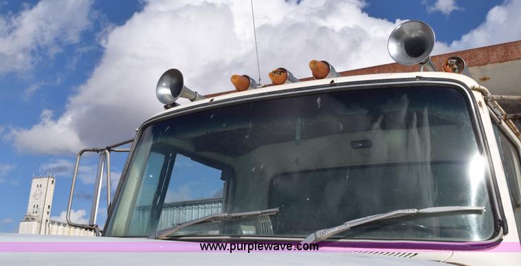 image for item E6185 1983 Ford 880 dump truck