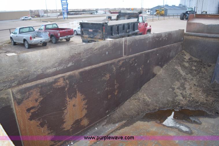 image for item E6185 1983 Ford 880 dump truck