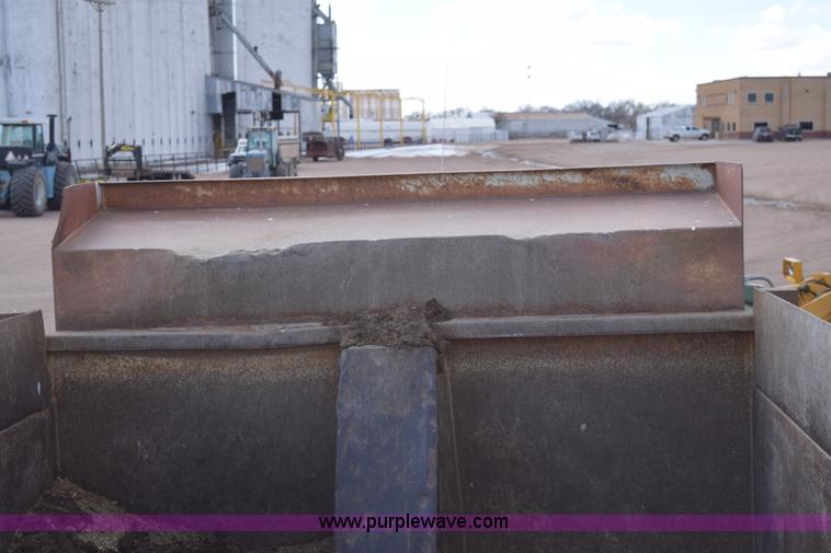 image for item E6185 1983 Ford 880 dump truck