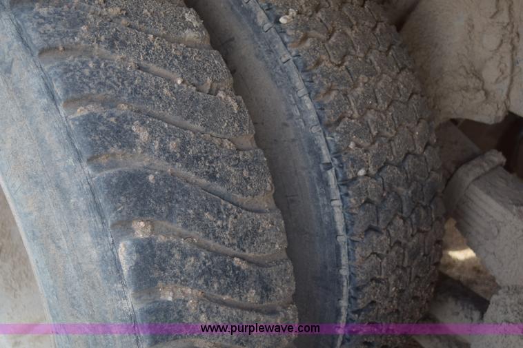 image for item E6185 1983 Ford 880 dump truck