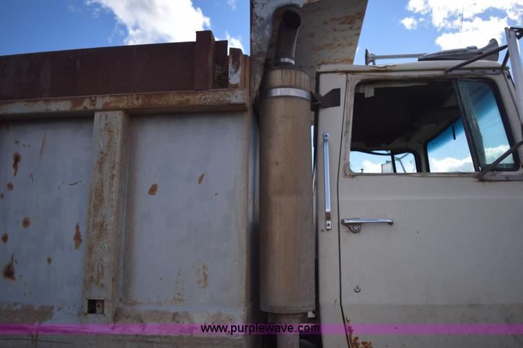 image for item E6185 1983 Ford 880 dump truck