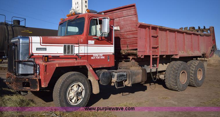 image for item E6198 1986 International Paystar 5000 spreader truck