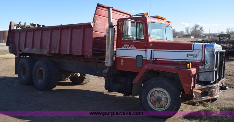 image for item E6198 1986 International Paystar 5000 spreader truck