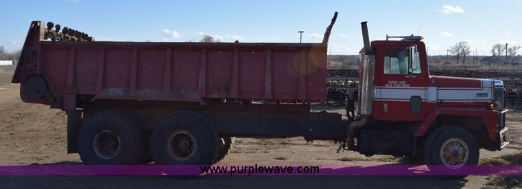 image for item E6198 1986 International Paystar 5000 spreader truck