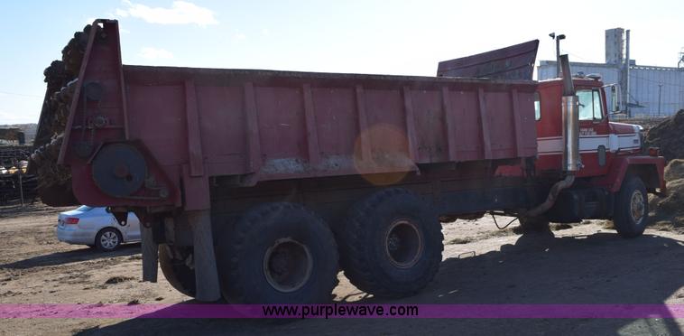 image for item E6198 1986 International Paystar 5000 spreader truck