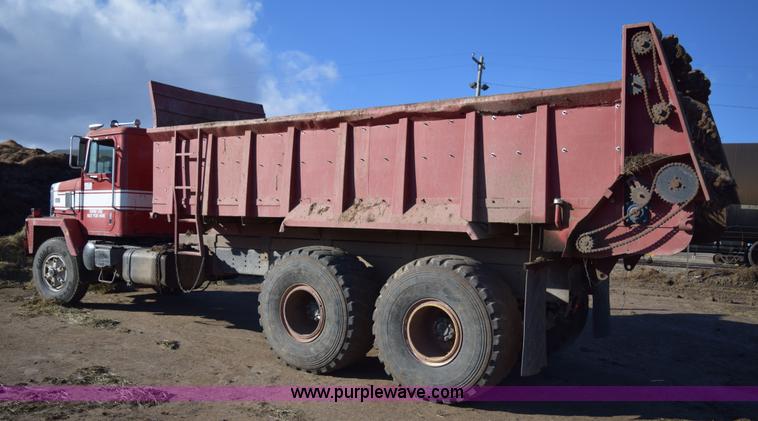 image for item E6198 1986 International Paystar 5000 spreader truck