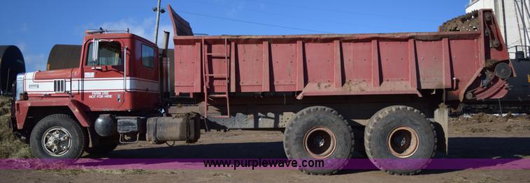 image for item E6198 1986 International Paystar 5000 spreader truck