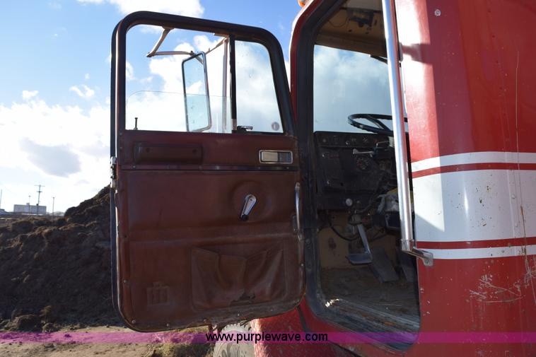 image for item E6198 1986 International Paystar 5000 spreader truck